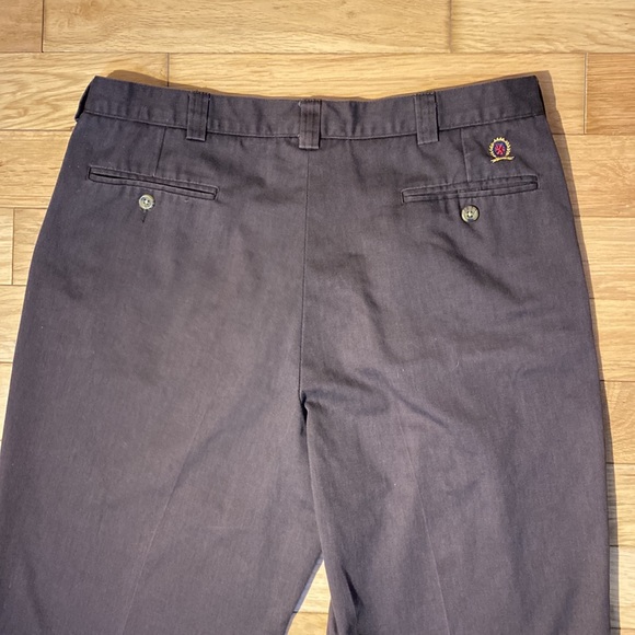 Vintage Tommy Hilfiger Embroidered Crest Pleated Chinos in brown size 36 x 30 - Picture 5 of 12
